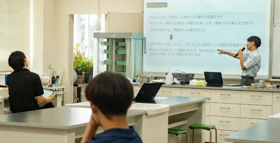 ゼミでは探究活動と合わせて、日常的にプレゼンテーションを実践。日ごろの成果は10月の学園祭でも披露されます