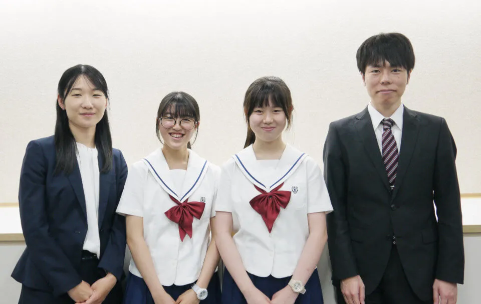 左から、青木友香先生、M.S.さん（中2）、Y.S.さん（中2）、鷹本大志先生
