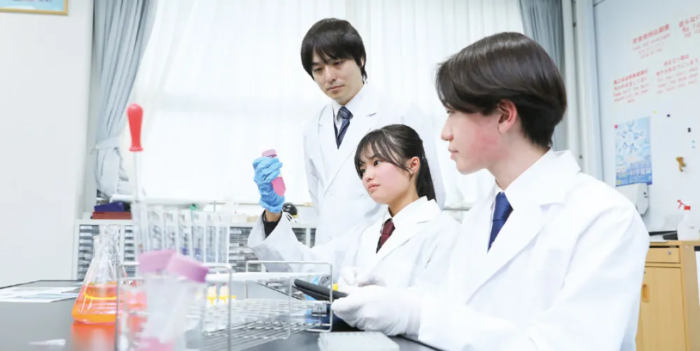 博士号を持つ教員などから、大学レベルの設備で数学や理科を取り出し授業で学び、世界で活躍する医師や研究者をめざします