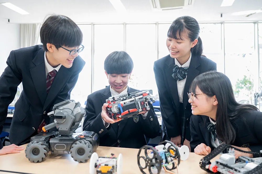 ロボット制作に取り組む生徒
