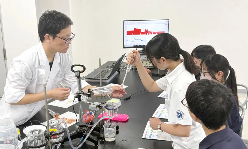 学問体験講座「心臓が拍動する仕組みを学ぼう」の様子。中高生のうちから専門性の高い大学の学問を体験できます