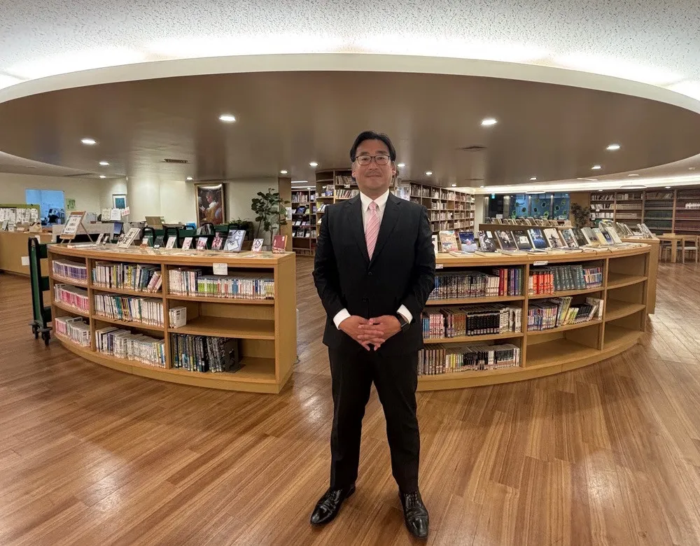 「校舎の中央に位置する図書館は、生徒の居場所の一つです」と、新教育運営推進室主任の竹内真先生は話します