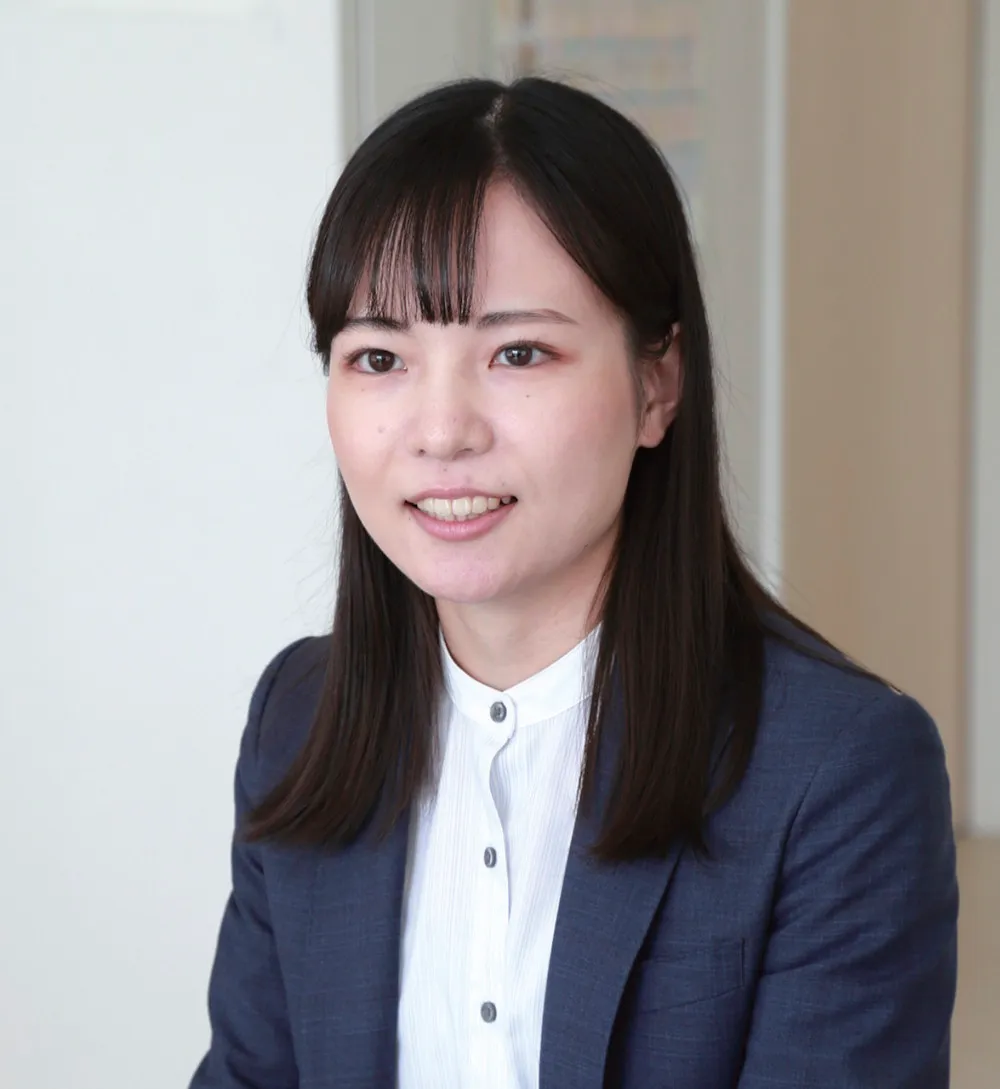 英語科の工藤大奈先生。「生徒が楽しめるように授業を工夫し、準備に時間をかけています」と話します