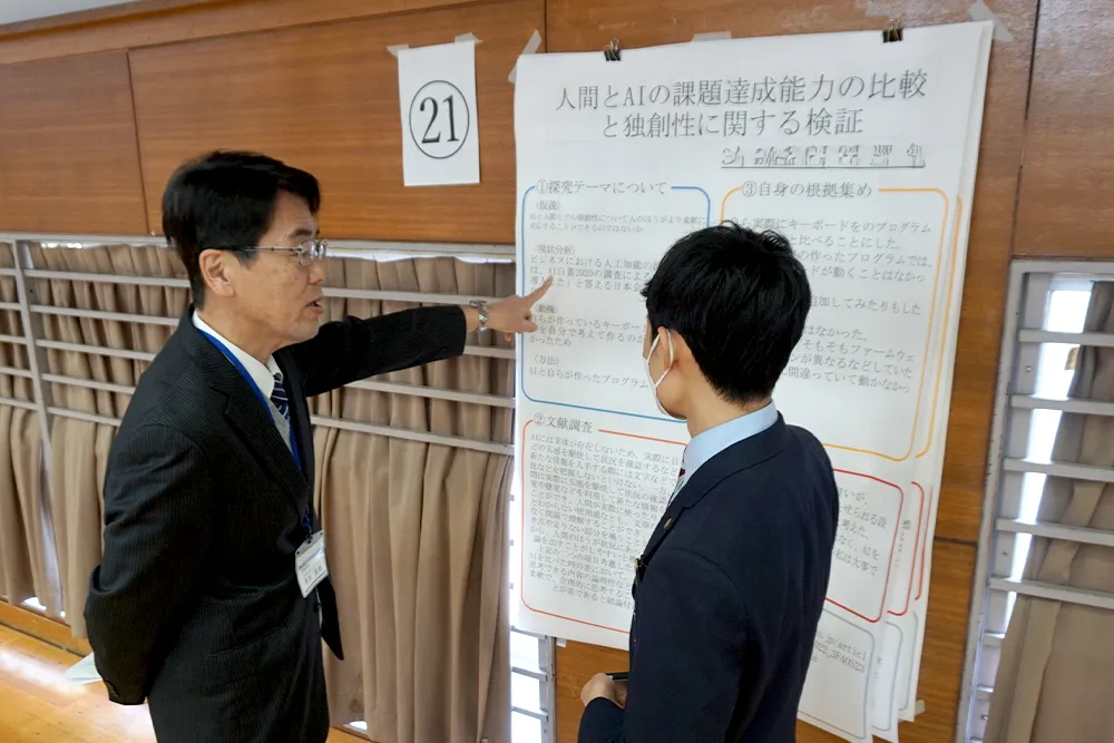 卒業研究発表会で校長先生の質問に答えています