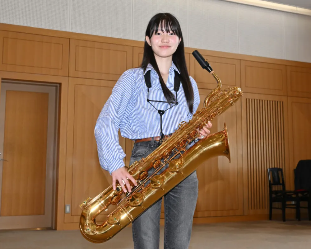 春日さんは吹奏楽部に所属し、淑美ホールを拠点に活動。バリトンサックスを担当し、学校行事や大会で演奏を披露しました