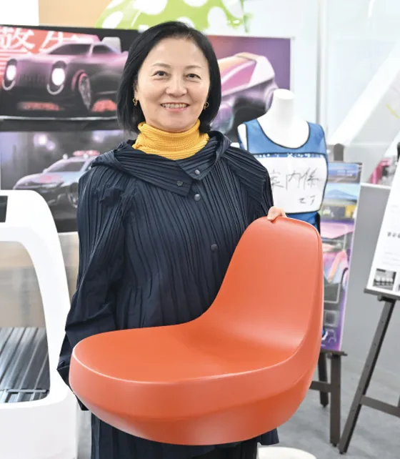 橋田先生がデザインした、日本感性工学会「かわいい感性デザイン賞」を受賞した座椅子「ENOTS フロアチェア」
