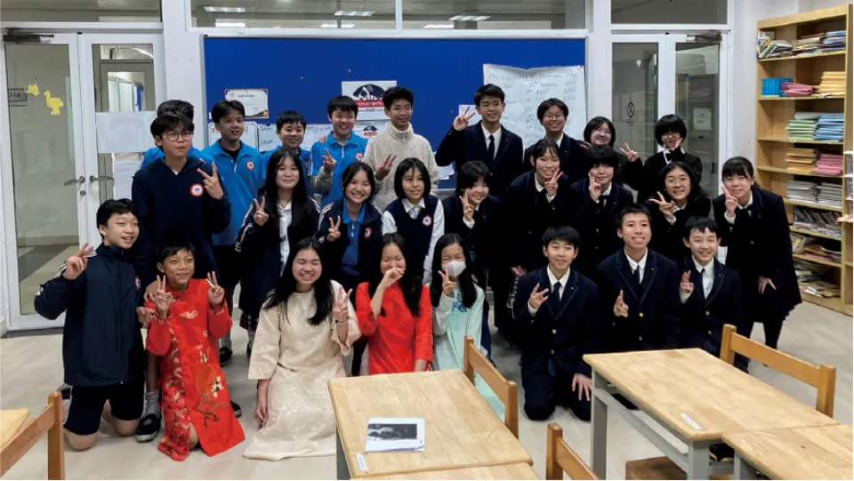 中1の2月に実施されるベトナム研修では、事前学習に取り組んだ後、現地で社会問題や環境問題をリサーチしてプレゼンテーションまで行います