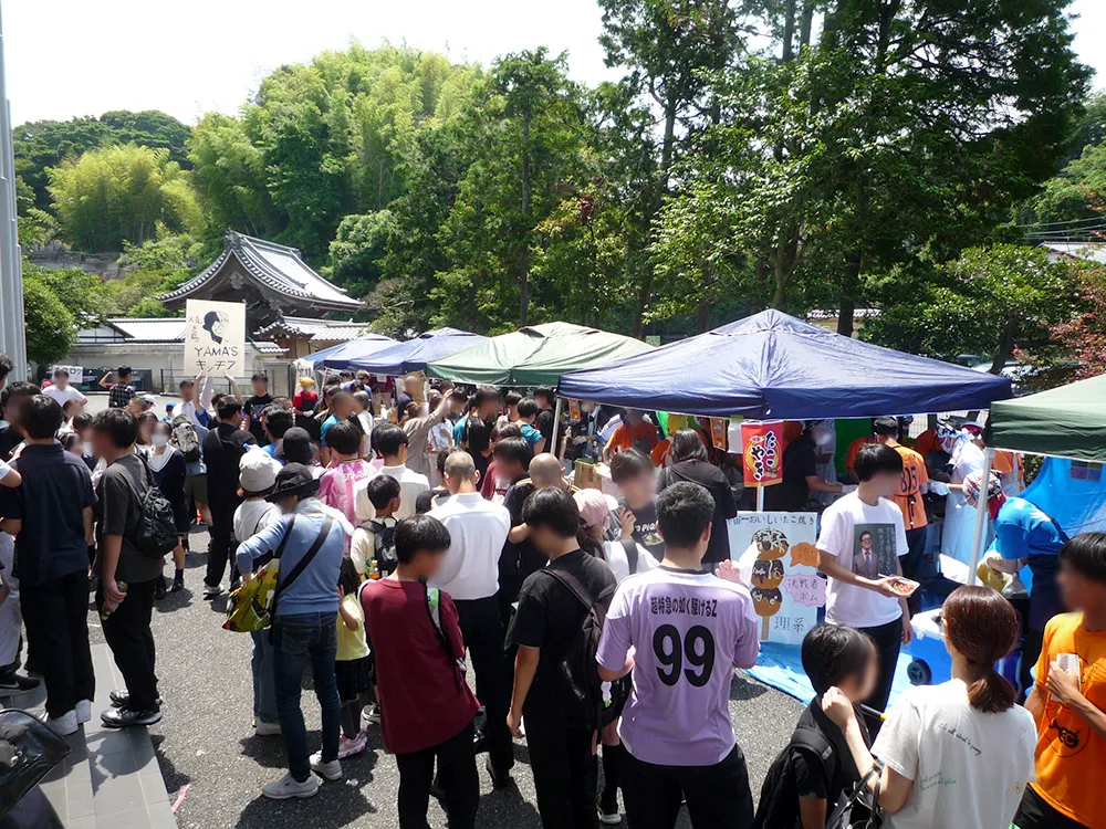 大盛況の屋外模擬店エリア。おいしそうな匂いに誘われて賑わい、祭典が盛り上がっていきます