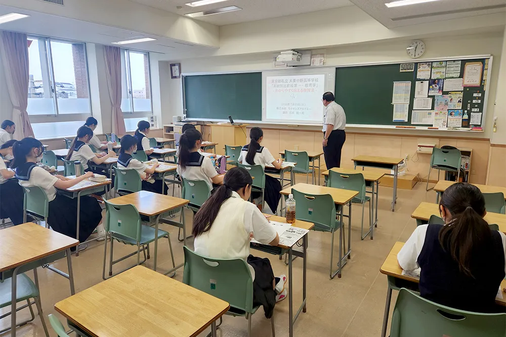 大学の先生を招いて実施される、中３・高１を対象とした学部分野別の模擬授業体験