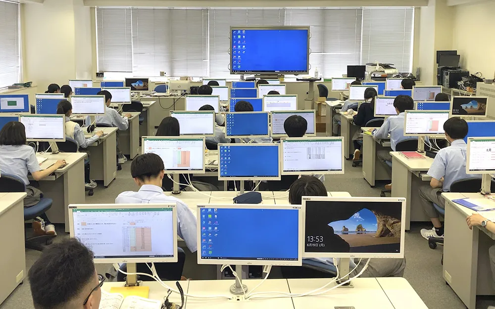 現地の生徒と共に学び協力する機会も多いオーストラリア研修