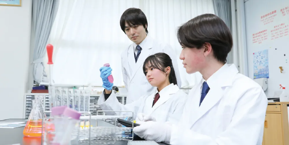 MEDICOでは、博士号を持つ教員から数学や理科を取り出し授業で学び、世界で活躍する医師や研究者をめざします