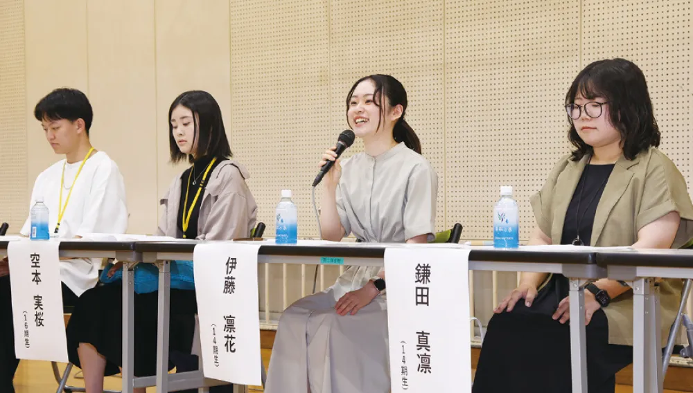 卒業生の大学3・4年生や大学院生を招き、志望大学や学部・学科の選択のきっかけ、現在の研究内容や進路を語ってもらい、目標設定につなげます