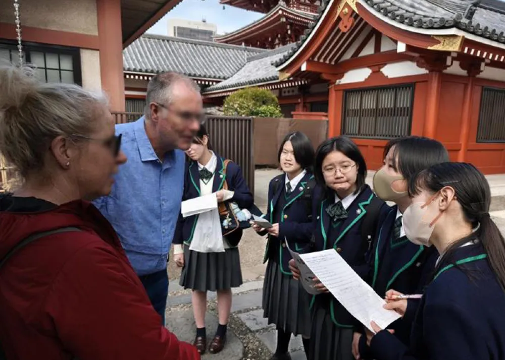中1のTrip to Asakusaの様子。1年間学んできた知識や表現を活用しながら、浅草を訪れた外国人と実際にコミュニケーションを図ります