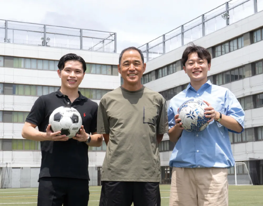 6年間サッカー部に所属していた荒木さんと川島さん。お世話になった顧問の先生と記念撮影をしました