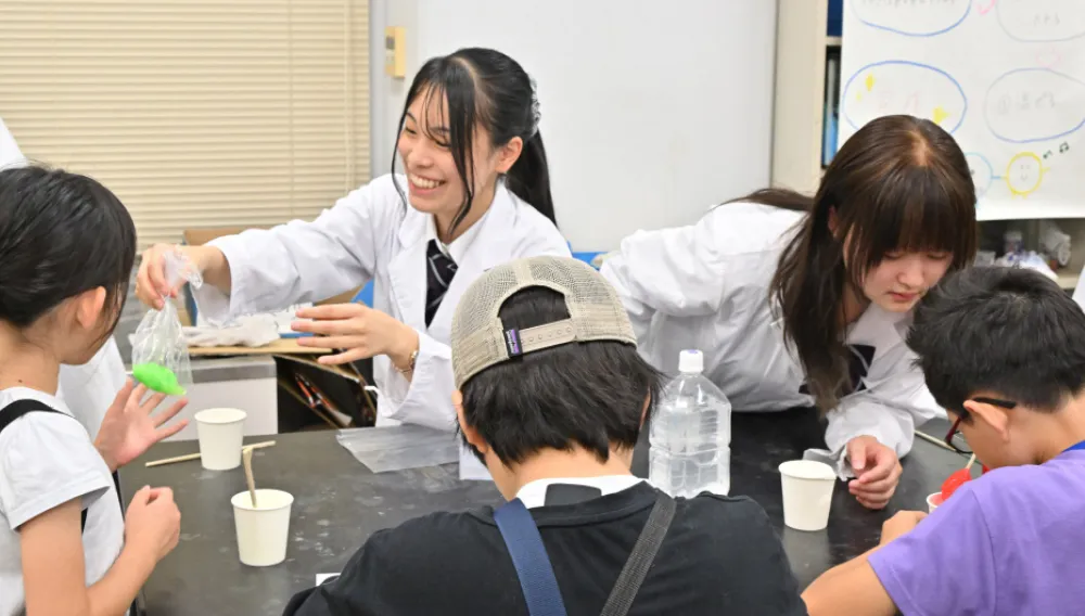 高校生が優しくていねいにサポートしてくれます。実験によっては、おみやげがもらえます