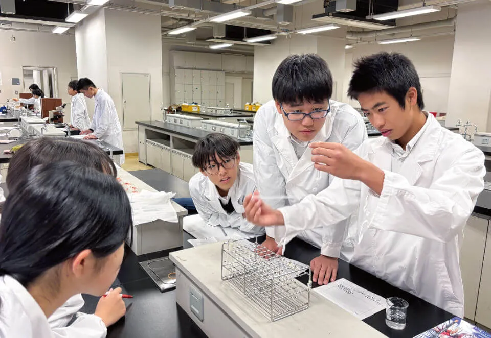 中2では隣接する東京農業大学の教授指導の下、新米と古米の鮮度判定などを実施。中3ではみそ作りを通じて発酵の作用を学んでいます