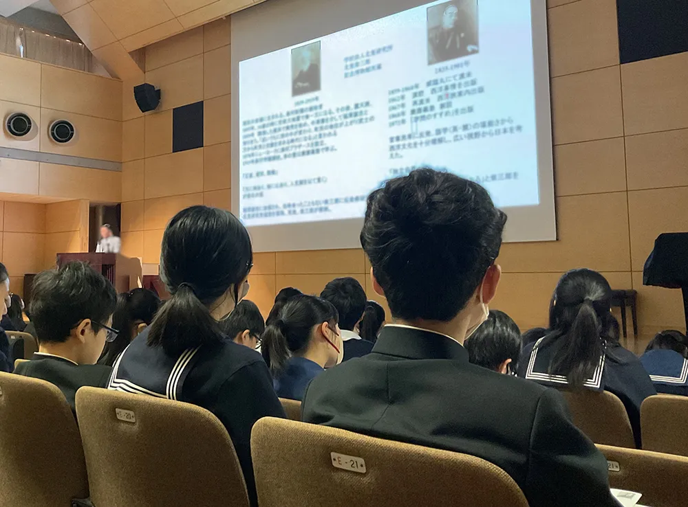 中1「市左衛門研究」での市左衛門と北里柴三郎に関する講演会の様子。2026年度からはさらに森村グループであるTOTO、ノリタケ、NGK（旧日本ガイシ）などの企業と連携した教育活動がスタートします。