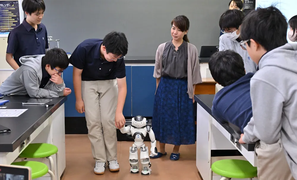生徒が手をつなぐと、ナオはゆっくりと一歩ずつ前に進んでいきました