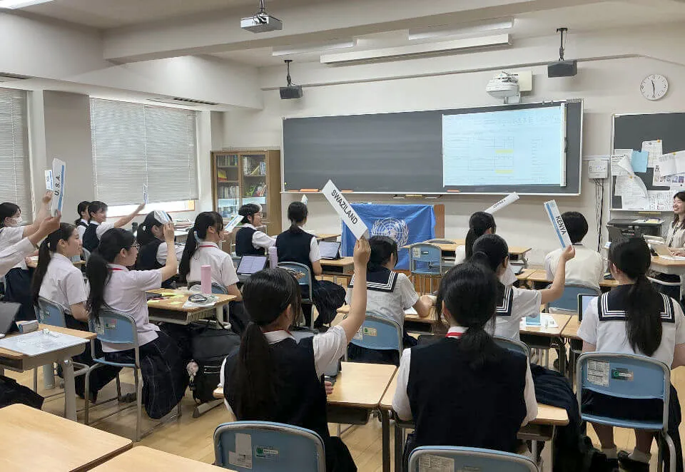 「模擬国連に挑戦しよう！」は、2～3人で一つの国を担当します。初日にグループで意見をまとめてから、全体会議が2日間行われました