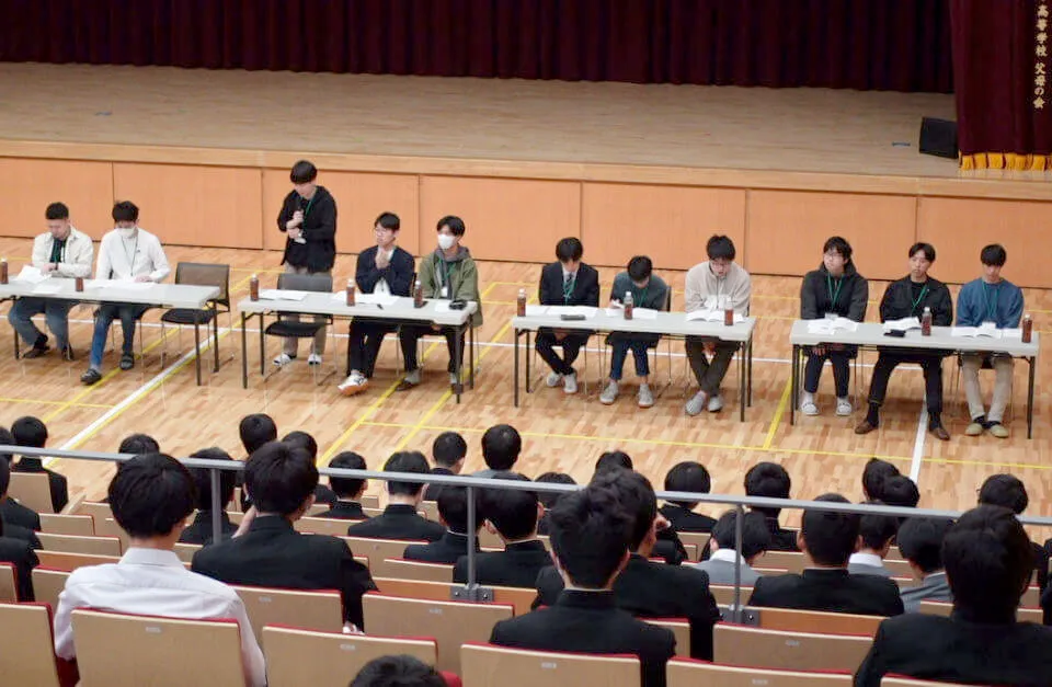 難関大学に通うOBが母校に戻り、在校生に勉強法や大学生活のアドバイスを行う「難関大進学セミナー」
