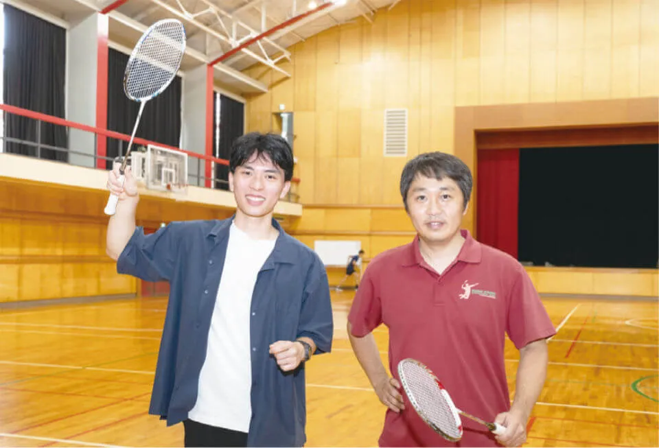 バドミントン部顧問の佐藤翔太先生と一緒に。奥村さんはシングルスの選手として向上心を持ち、日々練習に励んでいたそうです
