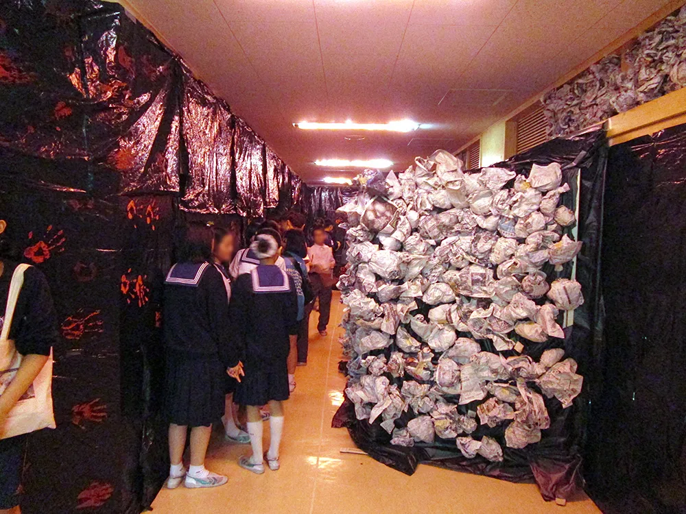 校内最大級のお化け屋敷「叫哭廃屋」。廊下の装飾も凝っており、雰囲気満点です