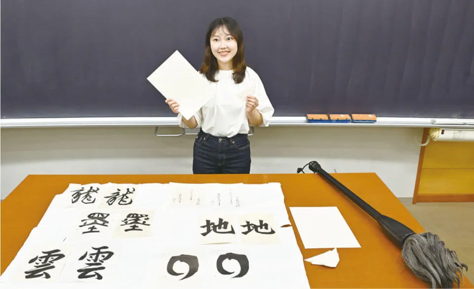 飛田さんが書道同好会で活動していた書道選択教室。文化祭では書道パフォーマンスを披露しました