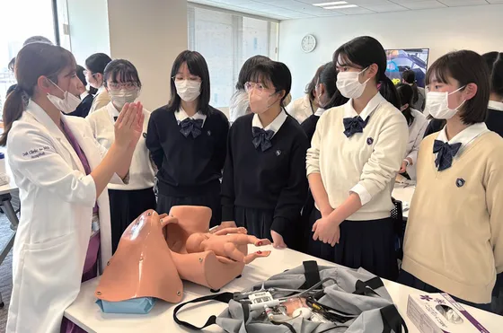 山脇学園中学校・高等学校医学部体験講座の様子
