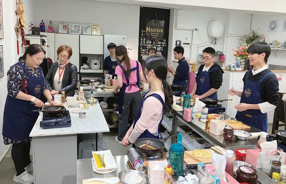 「グローバルリーダープログラム」では海外ツアーも実施され、韓国ではトッポギとキンパ作りを通じて、韓国の食文化を学びました