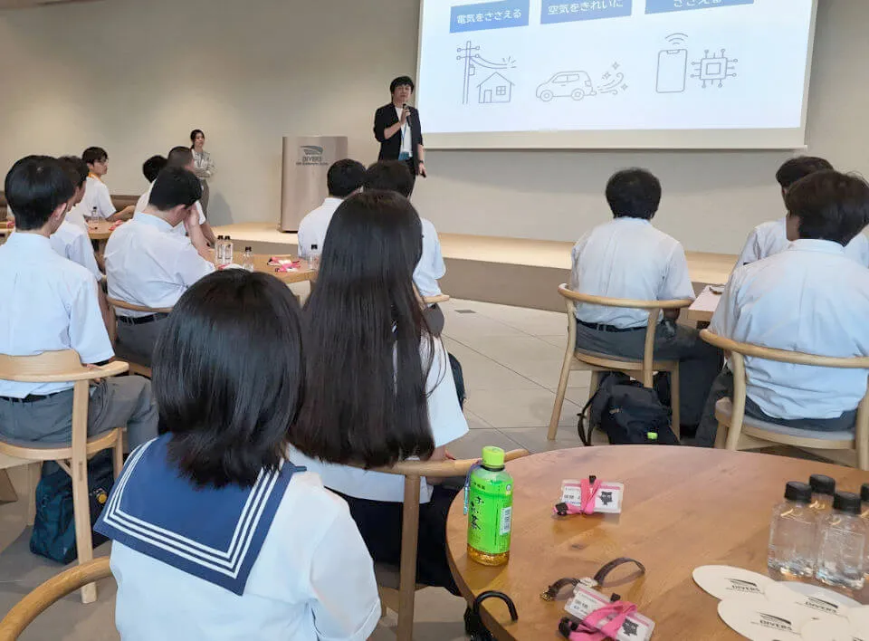 高1・2はNGK役員の方から、学園と共通した会社の理念を継承していく大切さについて学びました