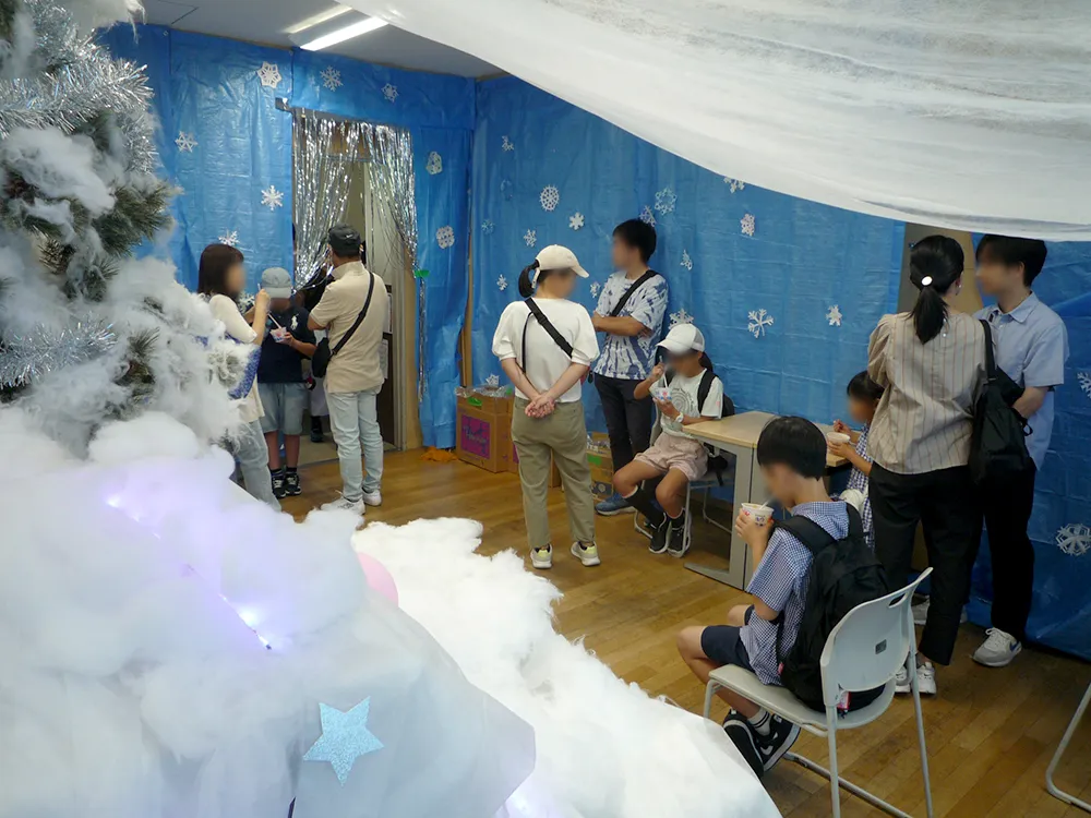 暑い日だったので屋内のかき氷店も大人気。店内は雪国のような装飾で、涼しい気分にしてくれます