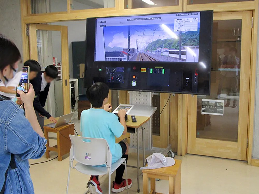 科学部による鉄道シミュレーター。科学部では、ほかにも「キラキラいくら」や「LEDライト」を作る体験も実施