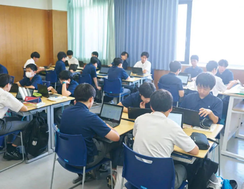 4人グループを作り、調べ学習を行う生徒たち。「どんなテーマにする？」と相談する声も聞こえてきます