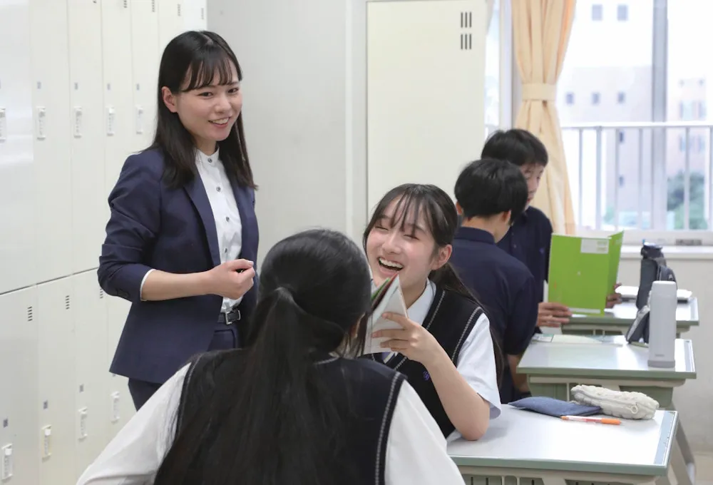 先生も交えて楽しみながら英語でコミュニケーション。笑顔が絶えない授業です
