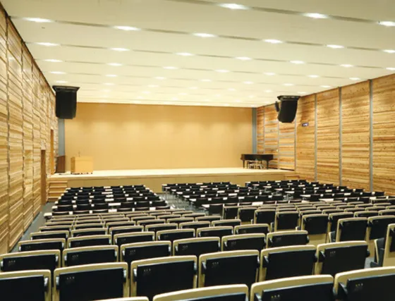 学年集会や各種発表会などができる「001教室」。約350席あります