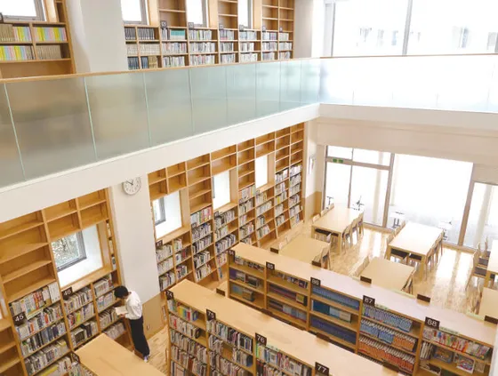 中等部のメディアセンター（図書室）の蔵書数は約3万1000冊。2階にはICT教室やミーティングルームがあります