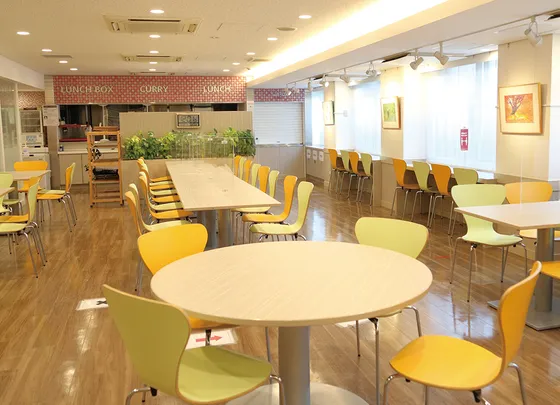 生徒が命名した食堂「FooZoo（フーズー）」は、絵本の世界のような居心地の良い空間。日替わりランチや放課後のスイーツが人気です
