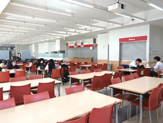 明るく広々としたカフェテリア。400席あり、中学生も利用できます