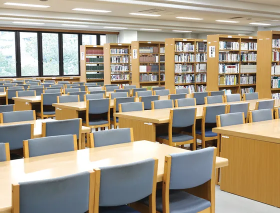 調べ学習でも利用される図書室。蔵書数は約8万冊で、CDやDVDなどの視聴覚教材もそろっています
