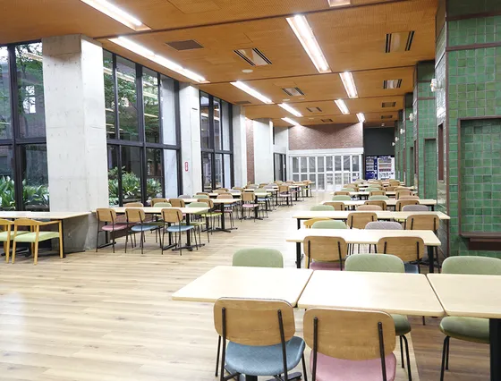 食堂は中学生も利用可能。日替わりメニューが充実しています