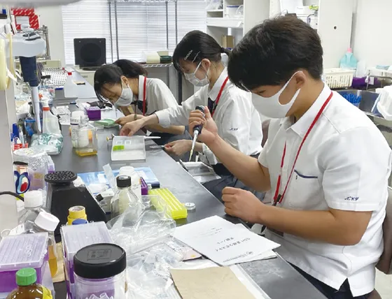 2002年にSSHに指定されてから、「卒業後まで生きる科学技術系リーダーの育成」を目標として理科教育に取り組んでいます