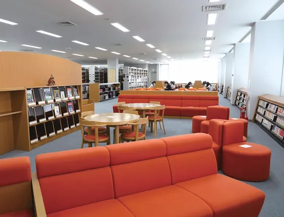校舎の最上階にある図書室は自習スペースも充実。眺望がすばらしく、生徒にとって快適な学習の場となっています