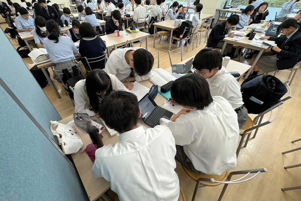 自習室は中学生・高校生が共に学び、高め合って学習できます