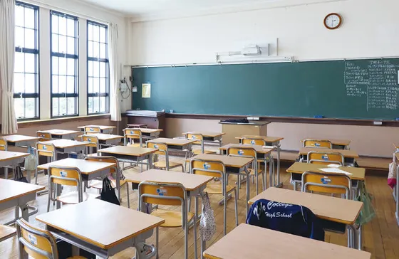 中1生のホームルーム。大きな黒板が前後に二つ設置されています