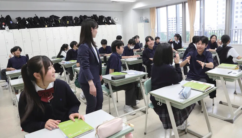 ペアワークで英語が飛び交う教室。授業でしかできない学びのなかで、「話したい」という意欲を引き出します