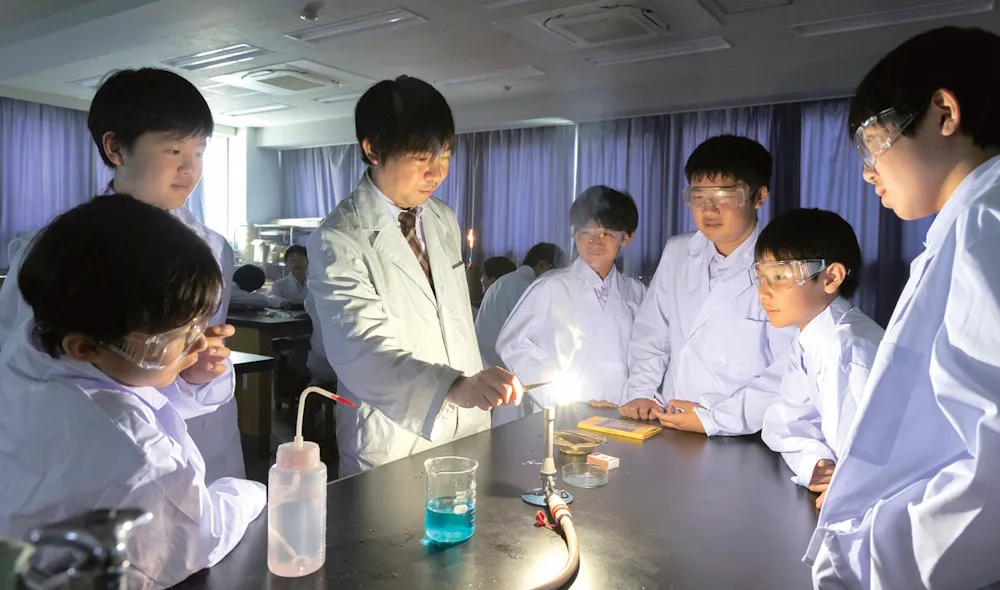 マグネシウムが放つ強烈な白色光を実演。花火にも応用される現象を目の当たりにし、生徒たちは化学への興味を深めました