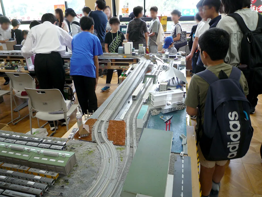鉄道模型コンテストでの受賞実績のあるジオラマやレトロな駅看板など充実の展示。発車メロディーも次々と流れ、心が弾みます