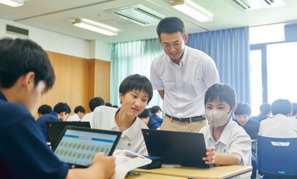 テーマ探しで悩む生徒に声を掛ける松尾先生。アドバイスを参考に、物語をより深掘りします