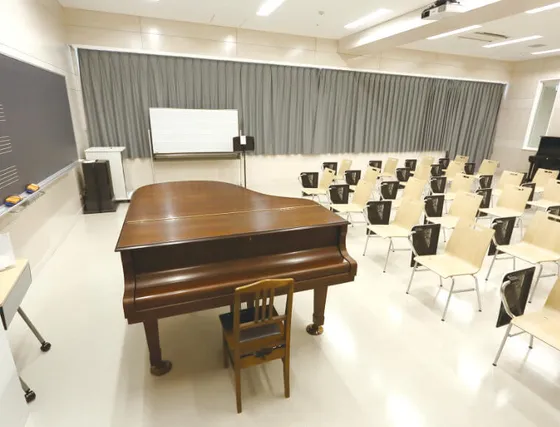 充実した楽器・機材がそろった音楽室。防音のレッスン室も併設されています