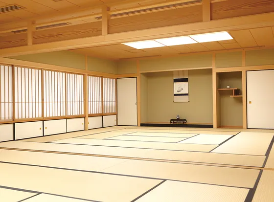 本格的な茶室「瑞香庵」。礼法の授業で使われるほか、茶道部・能楽部・古典文化部の活動の場でもあります